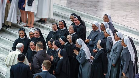 Papst Franziskus mit Ordensfrauen  / © Riccardo De Luca (shutterstock)