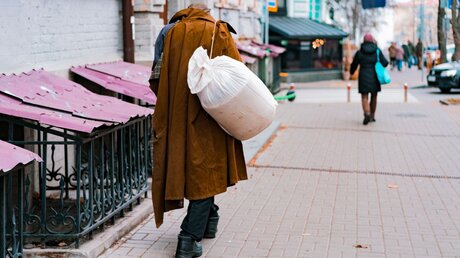 Obdachloser Mann / © AndriiKoval (shutterstock)