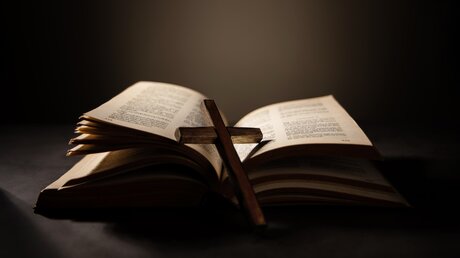 Die Bibel mit einem Kreuz  / © Black Salmon (shutterstock)