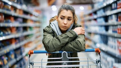 Eine Frau beim Einkaufen im Supermarkt / © Drazen Zigic (shutterstock)