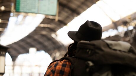 Junger Mann mit Rucksack am Bahnhof / © Just Life (shutterstock)