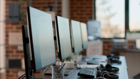 Mehrere Computer in einem Büro / © DC Studio (shutterstock)