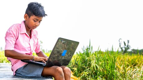 Symbolbild Ein Junge vor einem Laptop / © WESTOCK PRODUCTIONS (shutterstock)