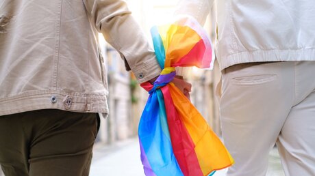 Homosexuelles Paar mit Regenbogenfahne / © kalashok (shutterstock)