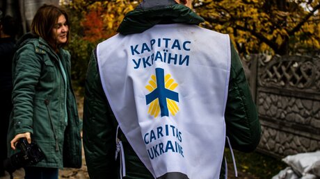 Caritas Ukraine steht auf dem Leibchen eines Helfers / © Jose HERNANDEZ Camera 51 (shutterstock)