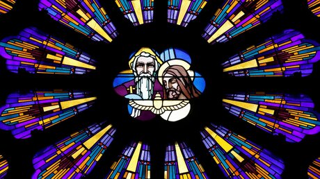 Darstellung der Heiligen Dreifaltigkeit Gott, Heiliger Geist und Jesus in der Basilika Saint Francois de Sales / © godongphoto (shutterstock)