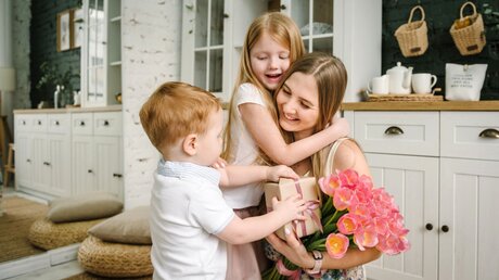 Kinder mit Blumen und Geschenken zum Muttertag / © Sergii Sobolevskyi (shutterstock)