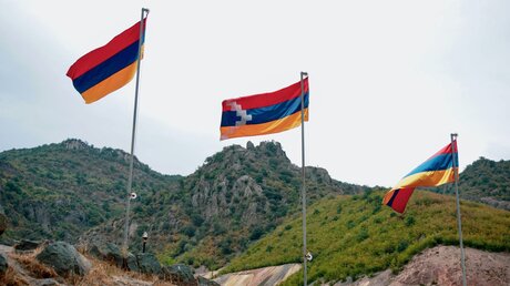 Flagge Armeniens und Berg-Karabachs / © Nikita Mao (shutterstock)