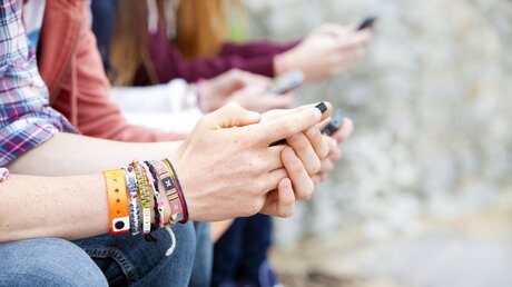 Jugendliche mit Smartphones / © Potstock (shutterstock)