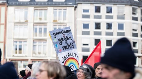 Symbolbild Demonstration gegen Rechtsextremismus / © Velkophotography (shutterstock)