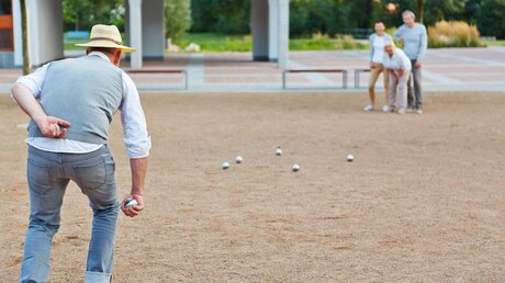 Senioren spielen Boule / © Robert Kneschke (shutterstock)