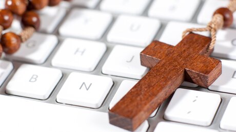 Holzkreuz auf einer Tastatur / © Tamisclao (shutterstock)