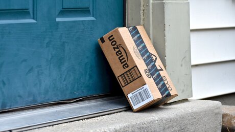 Amazon-Paket vor einer Haustür / © Jeramey Lende (shutterstock)