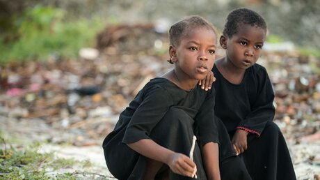 Zwei Mädchen in Nigeria / © Anca Milushev (shutterstock)
