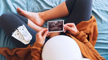 Schwangere Frau mit Ultraschallbild / © Natalia Deriabina (shutterstock)