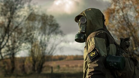Soldat mit Gasmaske / © PamestaLV (shutterstock)