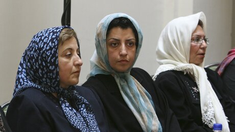  Narges Mohammadi (M), Menschenrechtsaktivistin aus dem Iran, sitzt neben der iranischen Friedensnobelpreisträgerin Shirin Ebadi / © Vahid Salemi (dpa)