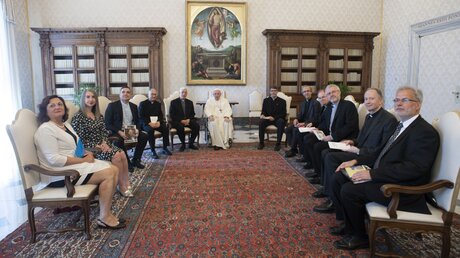 Am 19. Mai 2022 traf sich Papst Franziskus mit den Chefredakteuren von zehn internationalen Jesuiten-Zeitschriften. Darunter Pater Stefan Kiechle SJ. / © privat