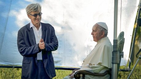 Wim Wenders dokumentierte den Papst in einem Film, der im Sommer 2018 in die Kinos kam. / © CNS/Vatican Media (KNA)