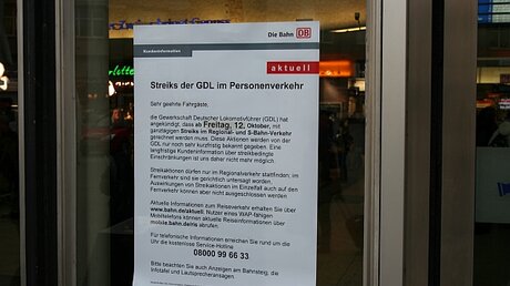Streik-Plakat der GDL im Kölner Hauptbahnhof / © Alexander Foxius (DR)