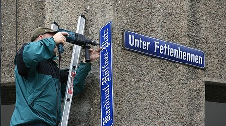 Höffner-Platz: Das Schild wurde am Freitag schon angebracht / © Alexander Foxius (DR)