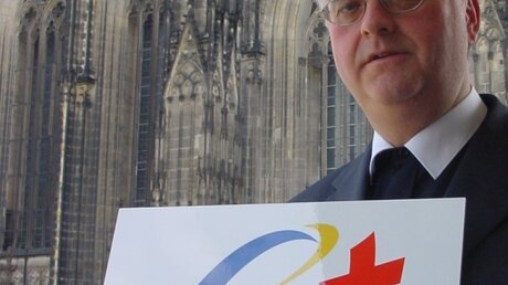  Weihbischof Heiner Koch: Hier bei der Präsentation des WJT-Logos für Köln 2005 (DR)