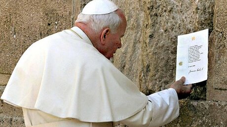 Johannes Paul II. im Jahr 2000 an der Klagemauer in Jerusalem (KNA)
