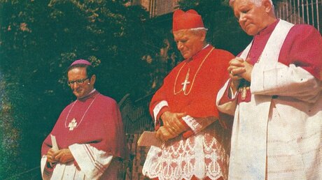 Papst Johannes Paul II. mit Joachim Kardinal Meisner / © Boecker