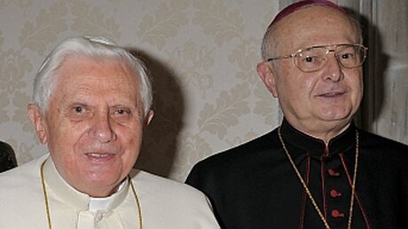 Treffen am Freitag: Papst Benedikt XVI. und Erzbischof Zollitsch (KNA)