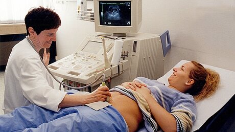 Ultraschalluntersuchung: "Abtreibungsautomatismus" bei Diagnose einer Behinderung? (epd)
