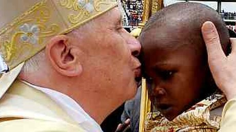 Der Papst küsst ein kleines Mädchen nach der Abschluss-Messe in Yaounde (KNA)