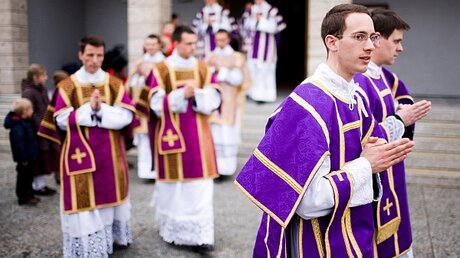 Econe: Die neu geweihten Subdiakone ziehen in ihren neuen Gewändern nach dem Gottesdienst aus der Kirche aus (KNA)