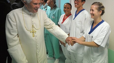 Ein prominenter Patient: Papst Benedikt XVI. verabschiedet sich von den Krankenhaus-Angestellten (KNA)