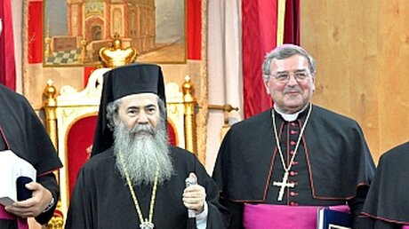 In Jerusalem: Die Bischöfe Müller, Musinghoff und Feige mit dem griechisch-orthodoxen Patriarchen von Jerusalem, Theophilos III.  (KNA)