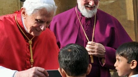 Papst Benedikt XVI. und Anglikaner-Bischof Williams (DR)