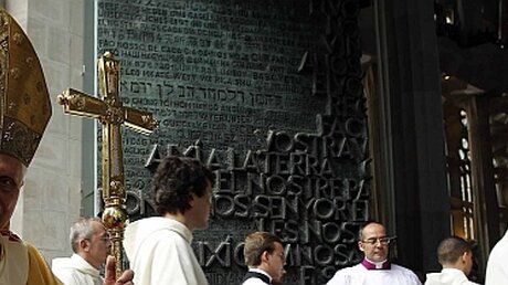Papst Benedikt XVI. am Glorien-Portal an der Sagrada Familia in Barcelona  (KNA)