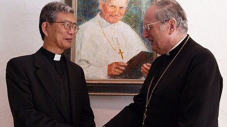 Verbunden: Der Kardinal von Köln und der Erzbischof von Tokio / © Boecker
