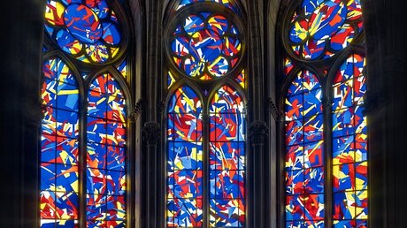 Reims: Glasfenster von Wolfgang Knoebel (KNA)