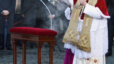 2010: Papst Benedikt vor der Marienstatue  (KNA)