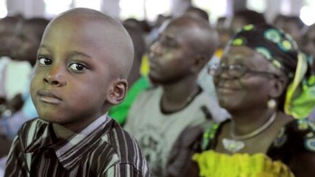 Beten unter Lebensgefahr - Gottesdienst in Nigeria (KNA)