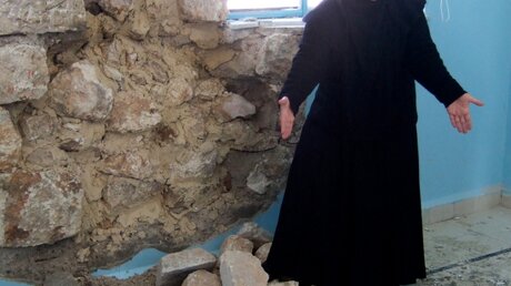 Angriff auf syrisches Kloster - Schwester Stefanie zeigt Schäden  (KNA)