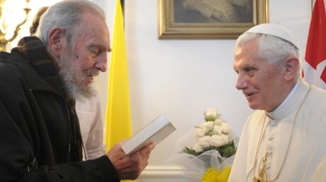 Kurz vor dem Abflug noch ein Treffen mit dem Máximo Líder: Fidel Castro und Benedikt XVI. (KNA)