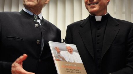 Ein Buch für den Papst: Edmund Stoiber und Msgr. Gänswein (KNA)