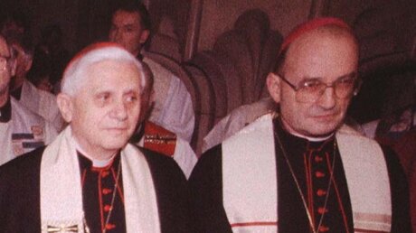 Weihbischof Jaschke (rechts) mit seinem Doktorvater (KNA)