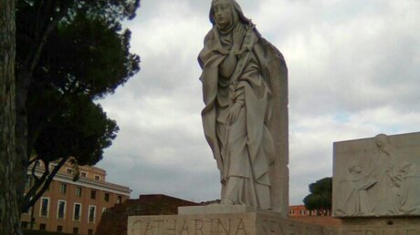 Denkmal Katharina von Siena neben der Engelsburg / © Sr. Katharina (DR)