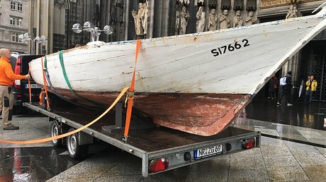 Abtransport des Flüchtlingsbootes aus dem Kölner Dom / © Tobias Fricke (DR)