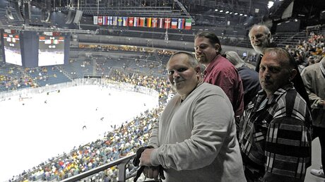 Weihbischof Ansgar Puff (im Hintergrund) mit Wohnungslosen bei Eishockey-WM / © Presse (Erzbistum Köln)