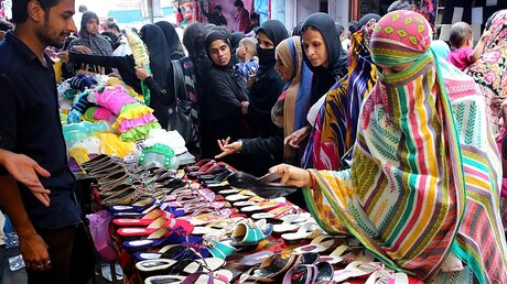 Muslimische Frauen auf indischen Markt  / © Anjeev Gupta (dpa)