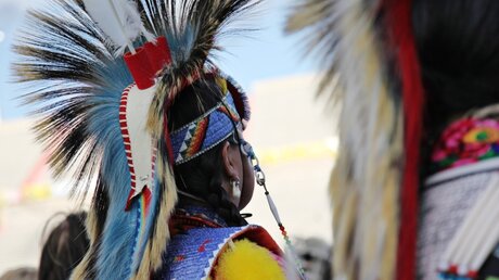 Indianer mit Kopfschmuck / © aceshot1 (shutterstock)