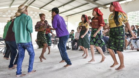 Indianer vom Stamm der Kuna tanzen in Panama City. / © Michael Althaus (KNA)